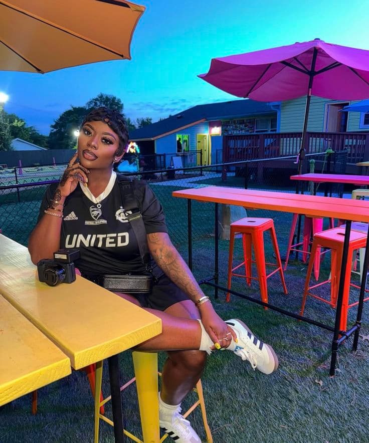 Guest at the yellow patio bench under pink umbrellas